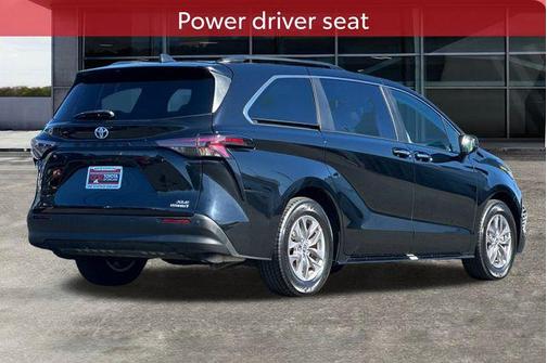 2023 Toyota Sienna XLE 8 Passenger