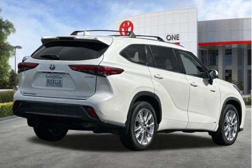 Blizzard Pearl 2021 Toyota Highlander Hybrid Limited