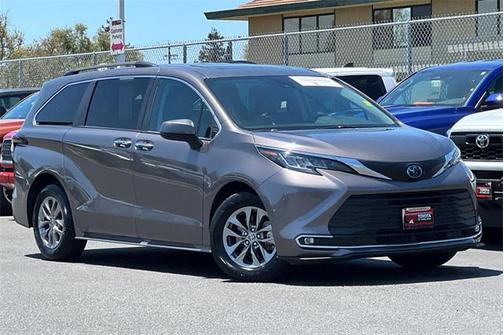 2023 Toyota Sienna XLE 8 Passenger
