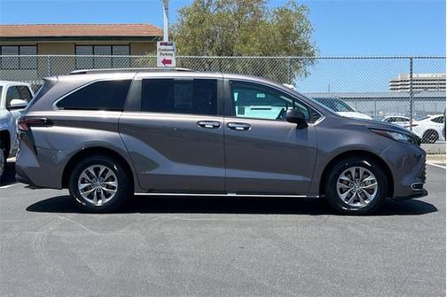 2023 Toyota Sienna XLE 8 Passenger