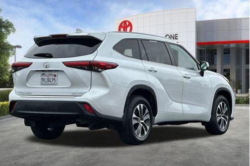 Wind Chill Pearl 2023 Toyota Highlander XLE