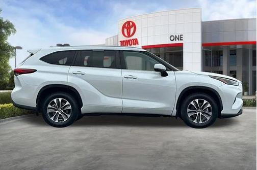 Wind Chill Pearl 2023 Toyota Highlander XLE