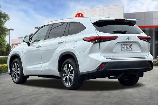 Wind Chill Pearl 2023 Toyota Highlander XLE