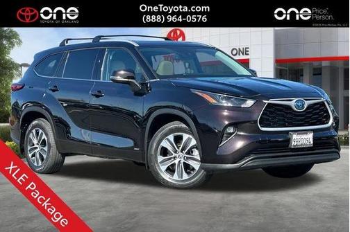 Opulent Amber 2022 Toyota Highlander Hybrid XLE