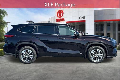 Opulent Amber 2022 Toyota Highlander Hybrid XLE
