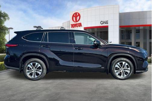 Opulent Amber 2022 Toyota Highlander Hybrid XLE