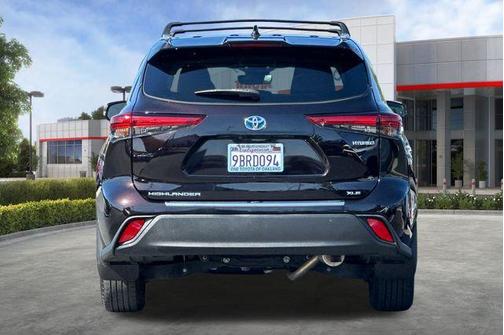 Opulent Amber 2022 Toyota Highlander Hybrid XLE