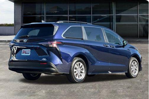 2023 Toyota Sienna XLE 8 Passenger