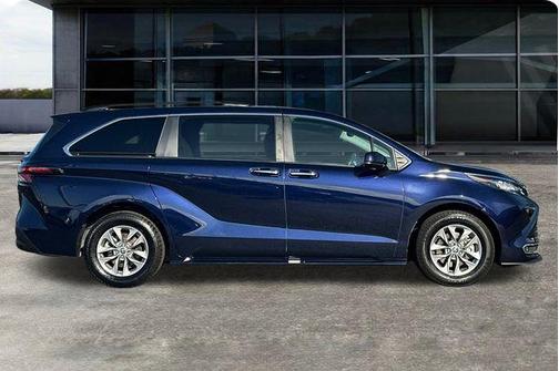 2023 Toyota Sienna XLE 8 Passenger