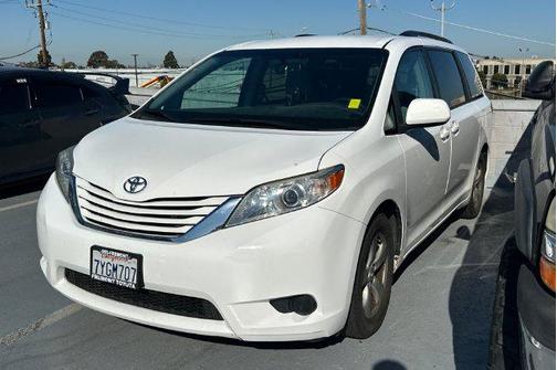 Super White 2017 Toyota Sienna LE