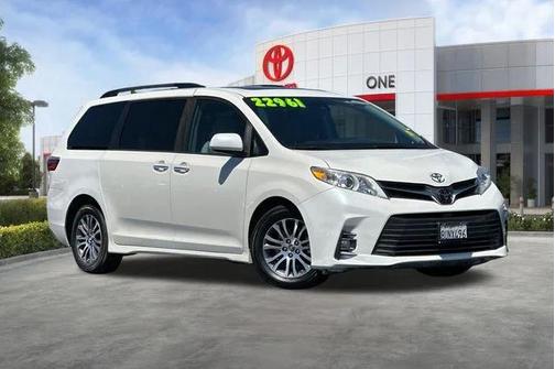 Blizzard Pearl 2018 Toyota Sienna XLE