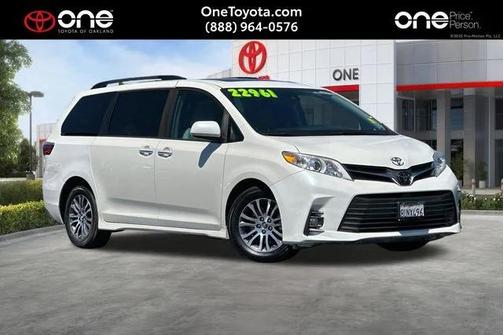 Blizzard Pearl 2018 Toyota Sienna XLE