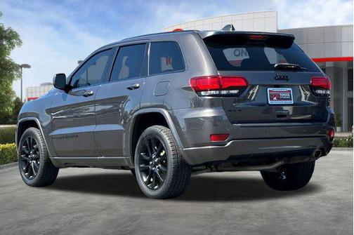 Granite Crystal Metallic Clearcoat 2018 Jeep Grand Cherokee Altitude