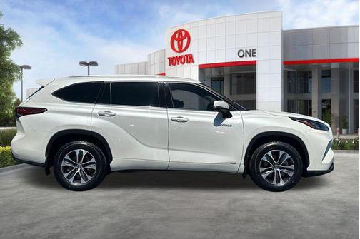 Blizzard Pearl 2020 Toyota Highlander Hybrid XLE
