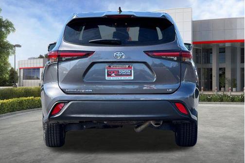 Magnetic Gray Metallic 2025 Toyota Highlander LE