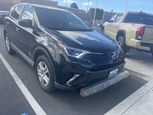 Photo 3 of 6 of 2018 Toyota RAV4 LE