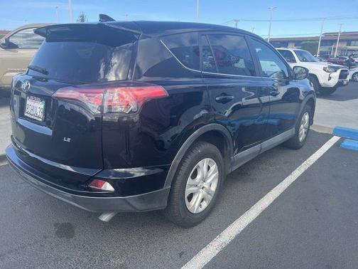 Photo 4 of 6 of 2018 Toyota RAV4 LE