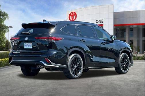 Midnight Black Metallic 2023 Toyota Highlander XSE