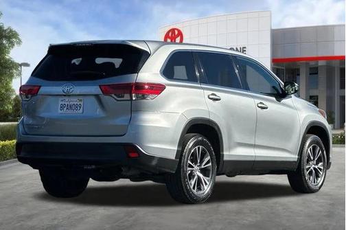 Celestial Silver Metallic 2019 Toyota Highlander LE
