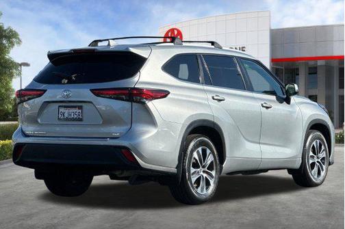 Celestial Silver Metallic 2023 Toyota Highlander XLE