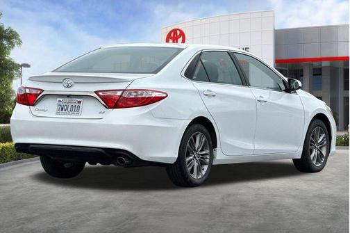 White 2017 Toyota Camry SE