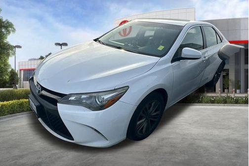 White 2017 Toyota Camry SE