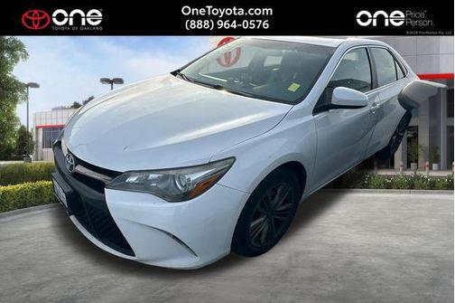 White 2017 Toyota Camry SE