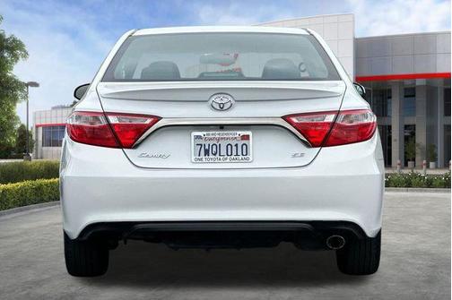 White 2017 Toyota Camry SE