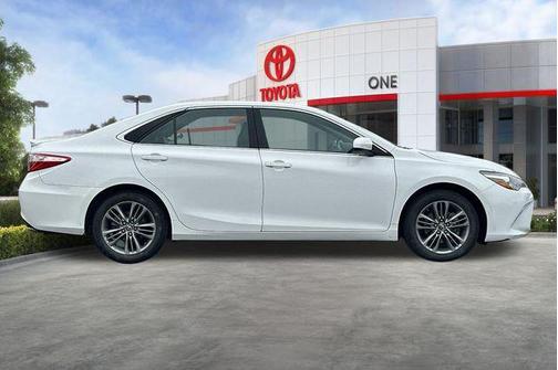 White 2017 Toyota Camry SE