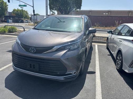 2022 Toyota Sienna XLE 7 Passenger