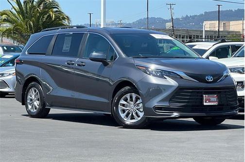 2025 Toyota Sienna LE