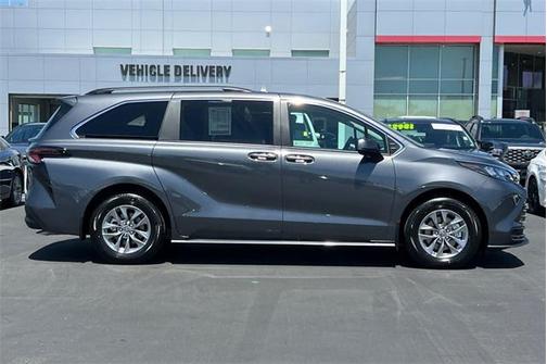 2025 Toyota Sienna LE