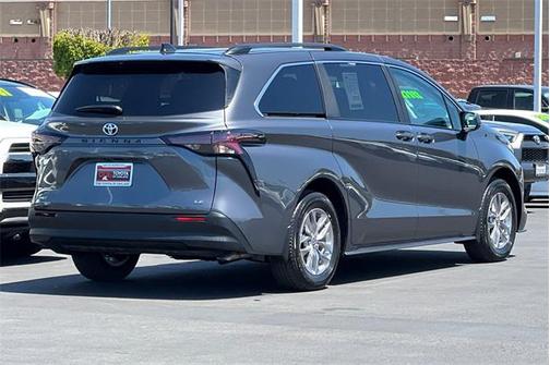 2025 Toyota Sienna LE