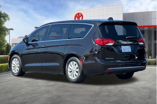Brilliant Black Crystal Pearlcoat 2018 Chrysler Pacifica Touring Plus