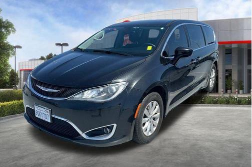 Brilliant Black Crystal Pearlcoat 2018 Chrysler Pacifica Touring Plus