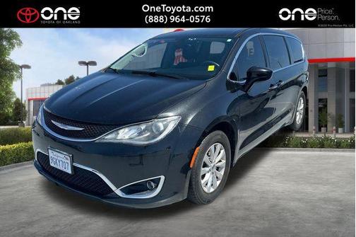 Brilliant Black Crystal Pearlcoat 2018 Chrysler Pacifica Touring Plus