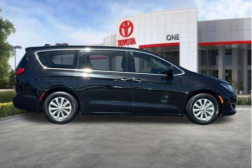 Brilliant Black Crystal Pearlcoat 2018 Chrysler Pacifica Touring Plus