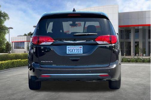 Brilliant Black Crystal Pearlcoat 2018 Chrysler Pacifica Touring Plus