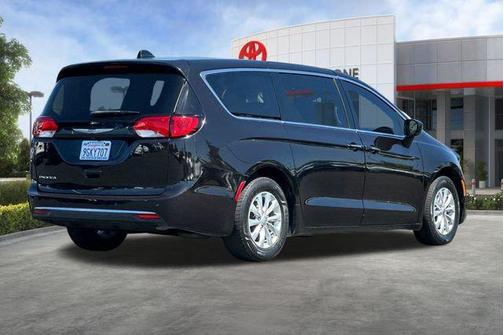 Brilliant Black Crystal Pearlcoat 2018 Chrysler Pacifica Touring Plus