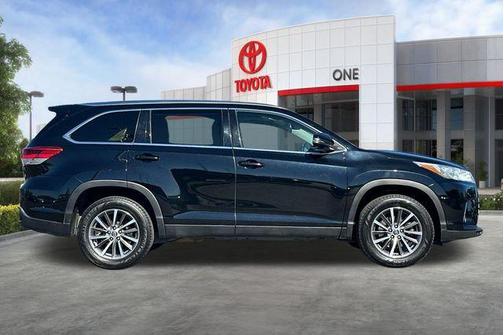 Midnight Black Metallic 2019 Toyota Highlander XLE