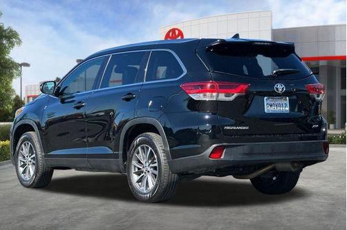 Midnight Black Metallic 2019 Toyota Highlander XLE