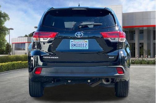Midnight Black Metallic 2019 Toyota Highlander XLE
