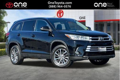 Midnight Black Metallic 2019 Toyota Highlander XLE