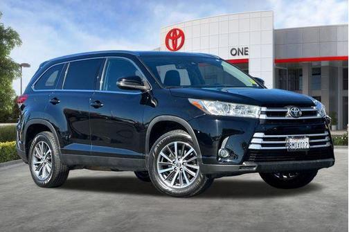 Midnight Black Metallic 2019 Toyota Highlander XLE