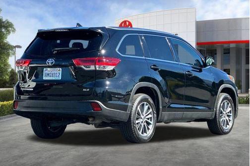 Midnight Black Metallic 2019 Toyota Highlander XLE