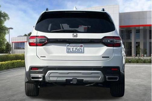 Platinum White Pearl 2025 Honda Pilot Touring 8-Passenger