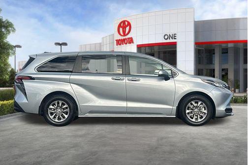 2022 Toyota Sienna LE
