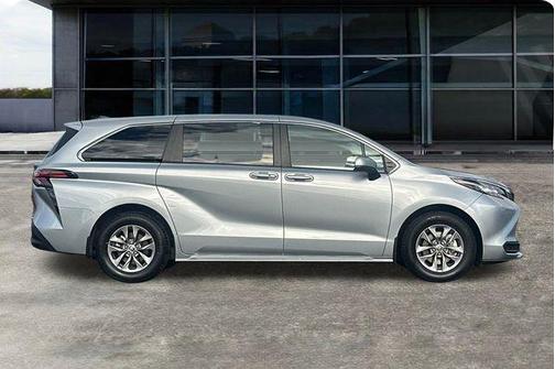 2022 Toyota Sienna LE