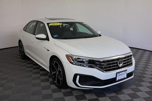 2022 Volkswagen Passat 2.0T R-Line