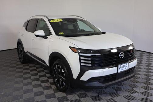 Aspen White Tricoat 2025 Nissan Kicks SR